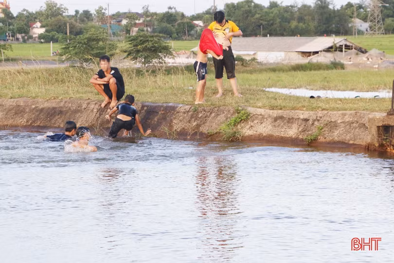 Nguy hiểm rình rập khi trẻ đua nhau tắm hồ Kẻ Gỗ và trên kênh chính