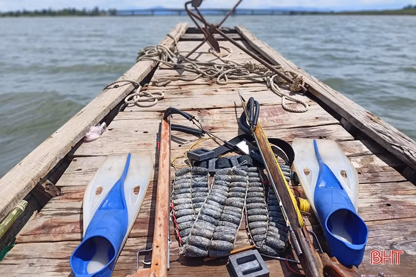 Săn cá dưới đáy sông ở Hà Tĩnh