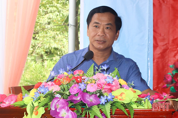 Đôi vợ chồng ở Can Lộc cùng nhận Huy hiệu 75 năm tuổi Đảng