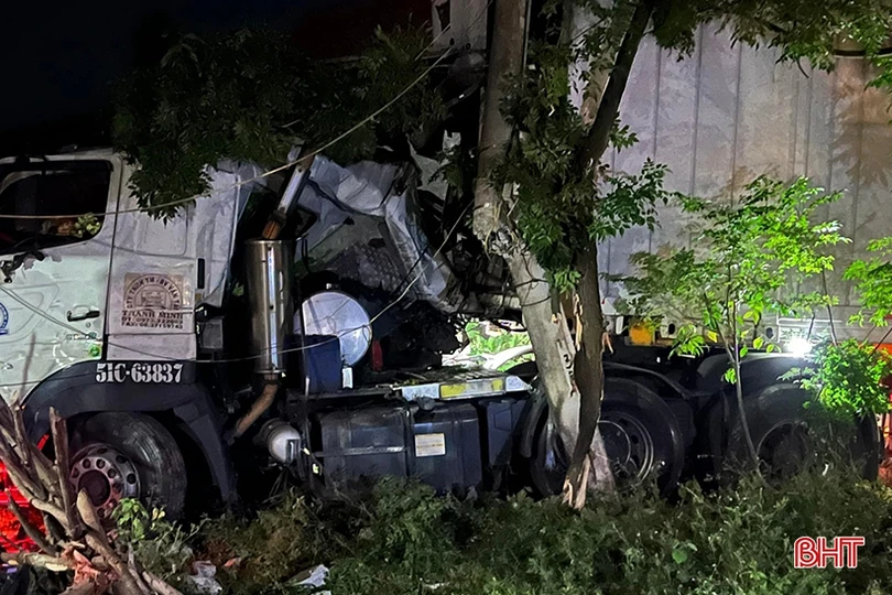 Hà Tĩnh: Xe container tông vào ô tô khách dừng trả hàng bên quốc lộ, 1 người tử vong