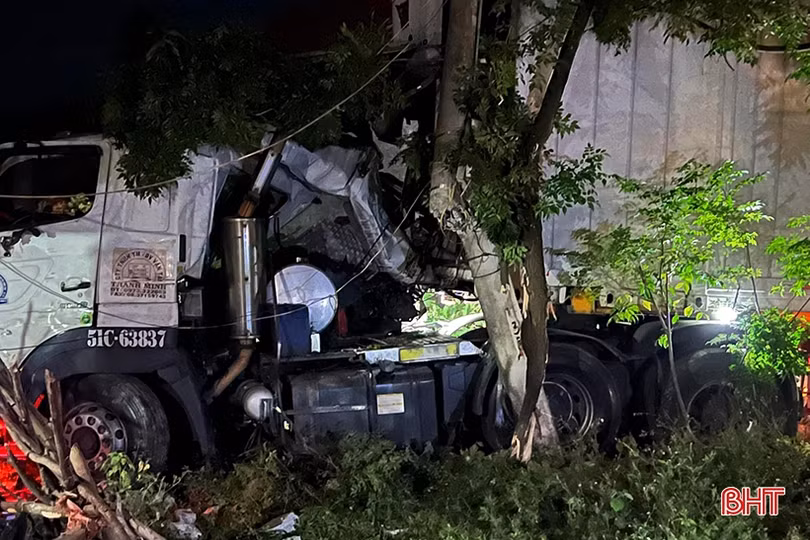 Hà Tĩnh: Xe container tông vào ô tô khách dừng trả hàng bên quốc lộ, 1 người tử vong