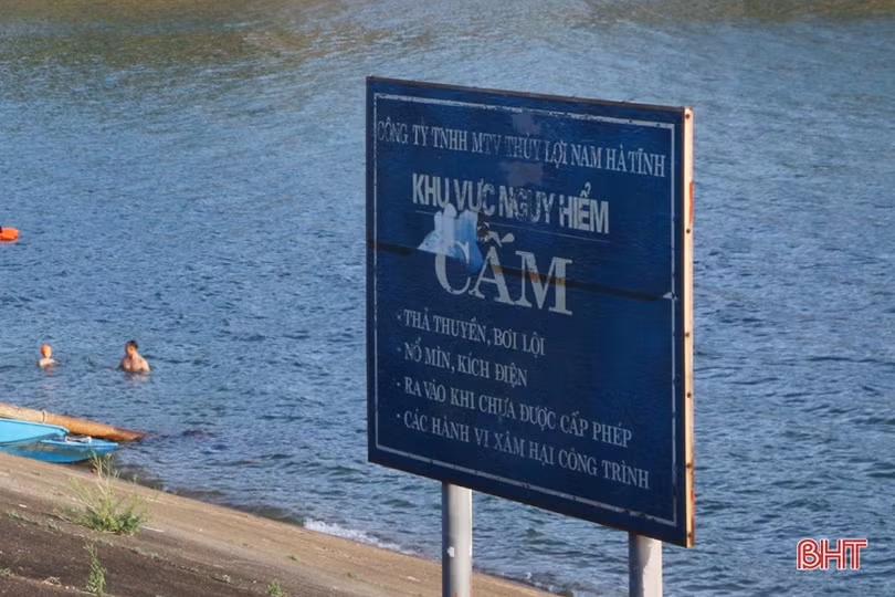 Nguy hiểm rình rập khi trẻ đua nhau tắm hồ Kẻ Gỗ và trên kênh chính
