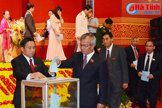 Các đại biểu bầu Đoàn đại biểu dự Đại hội đại biểu toàn quốc lần thứ XII