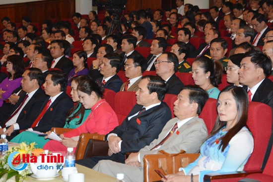 Các đại biểu nghe công bố kết quả bầu cử