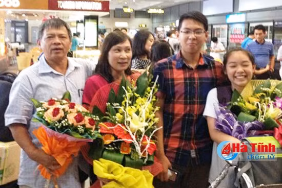 Nhà báo quê Nghi Xuân có 2 con đạt thành tích cao ở các kỳ thi quốc tế ảnh 1
