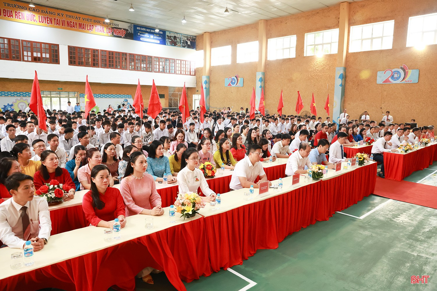 Các đại biểu và học sinh, sinh viên tham dự lễ khai giảng