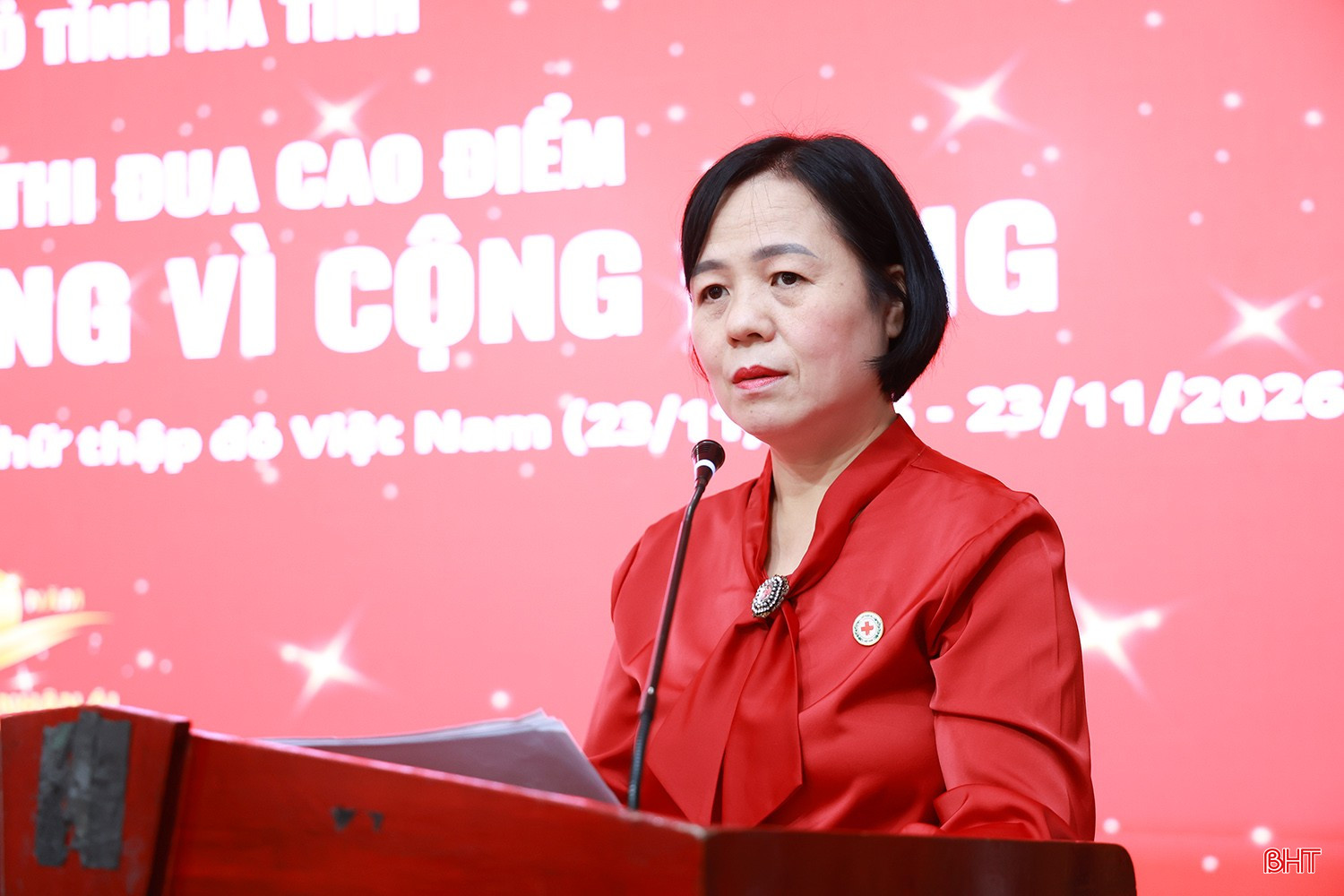 Bà Lê Thị Mai Hoa - Chủ tịch Hội Chữ thập đỏ tỉnh Hà Tĩnh phát biểu tại chương trình.