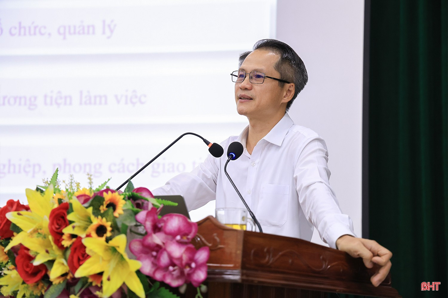 Ông Lê Văn Khánh - Phó Trưởng ban Tuyên Giáo và Dân vận Tỉnh ủy trình bày chuyên đề "Xây dựng văn hoá công sở đạo đức công vụ trong cán bộ đảng viên trong kỷ nguyên mới".