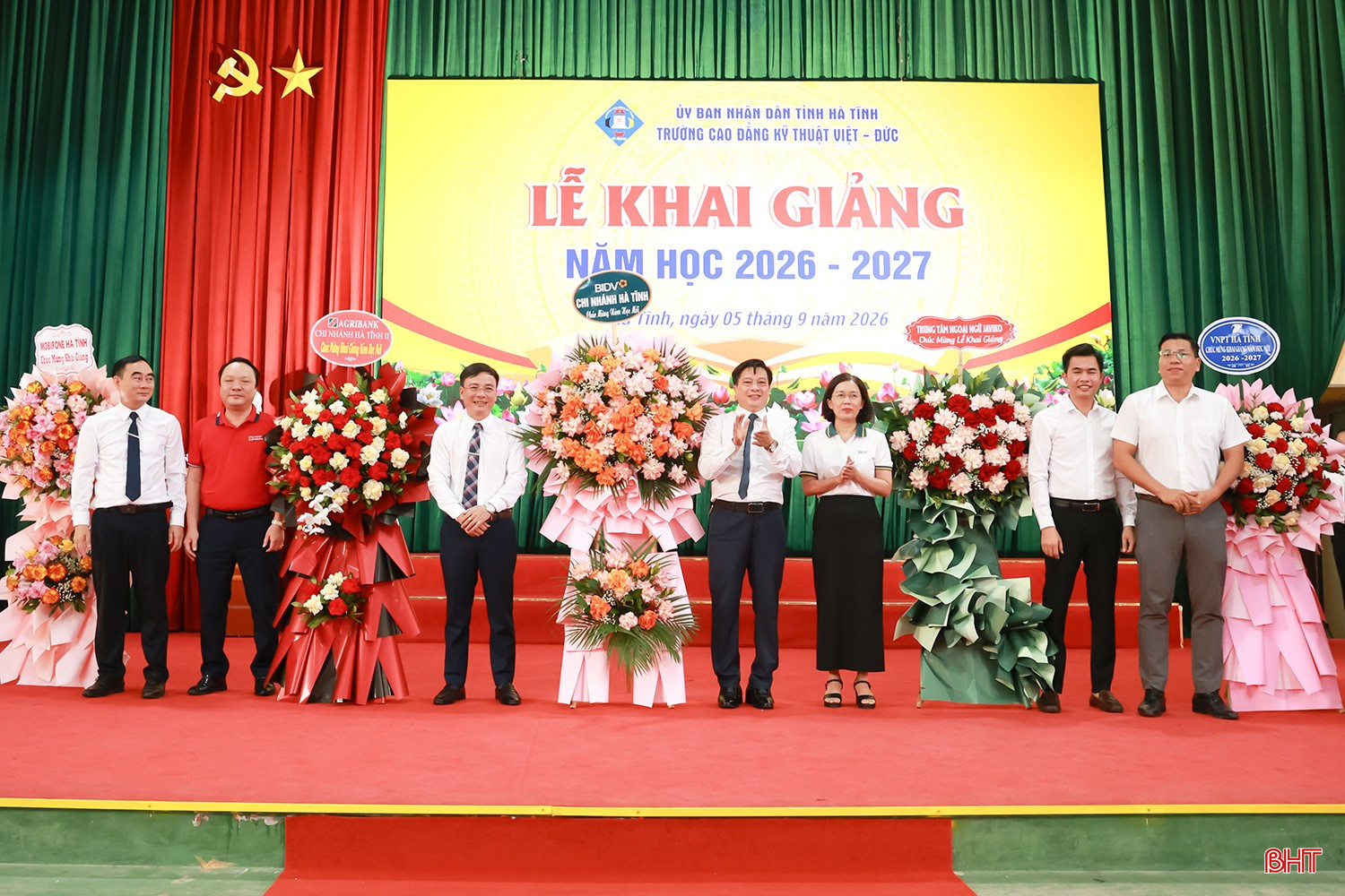 Lãnh đạo các sở, ngành và nhà tài trợ tặng hoa nhà trường