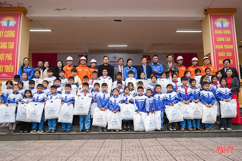 bqbht_br_tang-qua-dt-ok-ky-giang.jpg