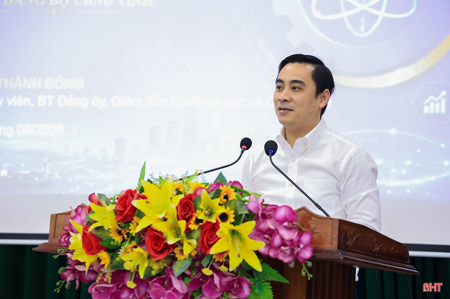 Ông Lê Thành Đông - Giám đốc Sở Khoa học và Công nghệ trình bày chuyên đề “Tăng cường đưa Nghị quyết 57-NQ/TW vào thực tiễn: Những nhiệm vụ trọng tâm và yêu cầu hành động của các sở, ngành, đơn vị thuộc Đảng bộ UBND tỉnh".