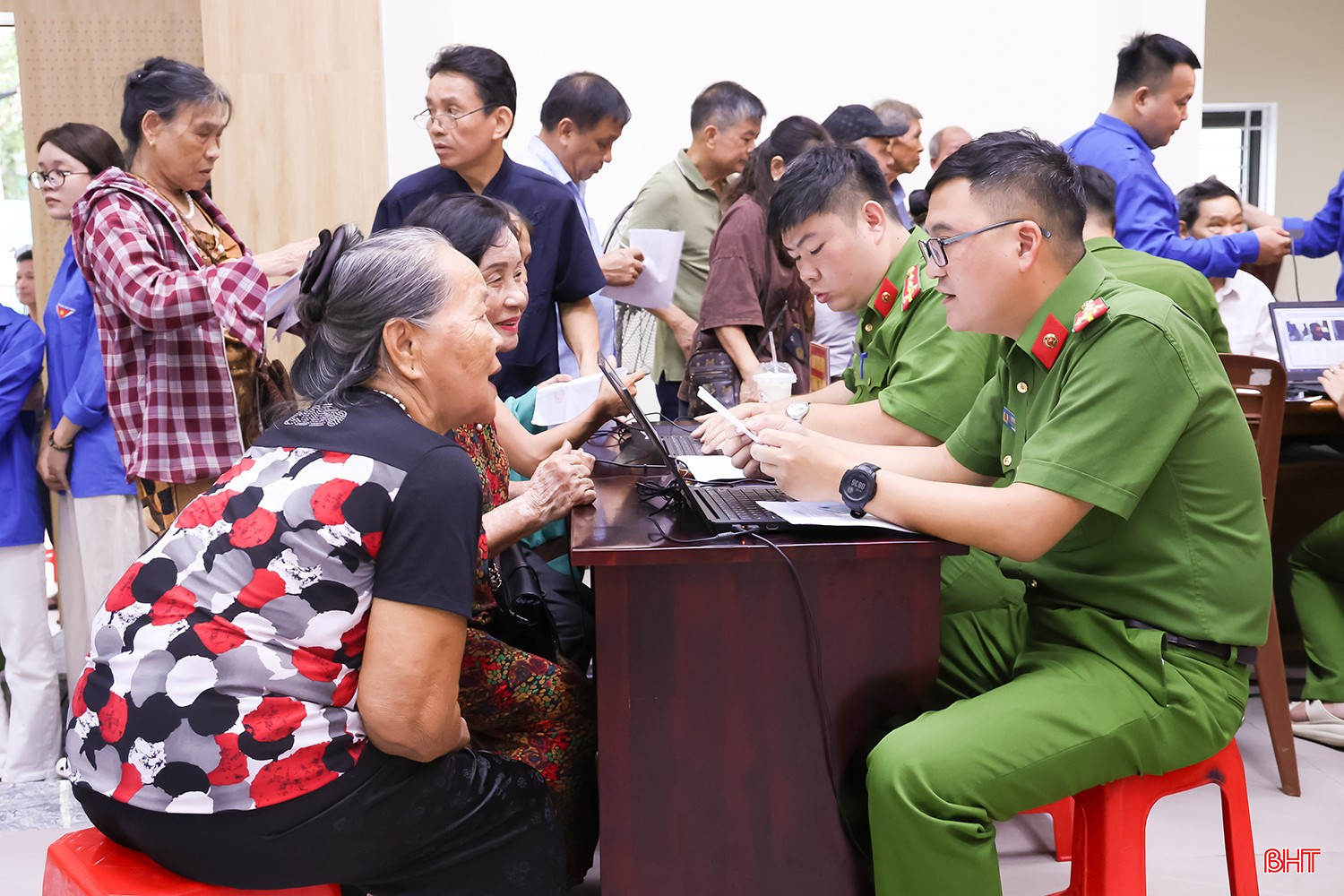Đại úy Lê Ngọc Hảo, Phó Đội trưởng Đội Hướng dẫn đăng ký, quản lý cư trú, cấp và quản lý căn cước (Phòng Cảnh sát Quản lý hành chính về trật tự xã hội, Công an tỉnh Hà Tĩnh) kiểm tra thông tin thân nhân liệt sĩ trước khi lấy mẫu ADN tại Cụm số 1, phường Thành Sen.
