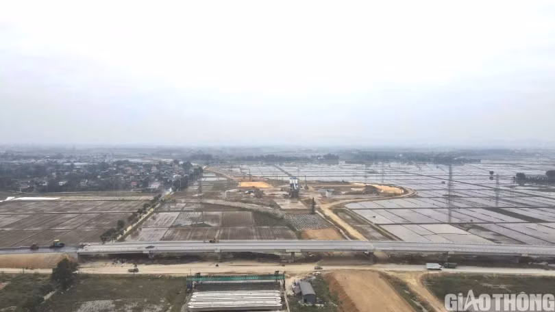 Thảm bê tông nhựa cầu vượt QL 8 tại dự án cao tốc Diễn Châu - Bãi Vọt