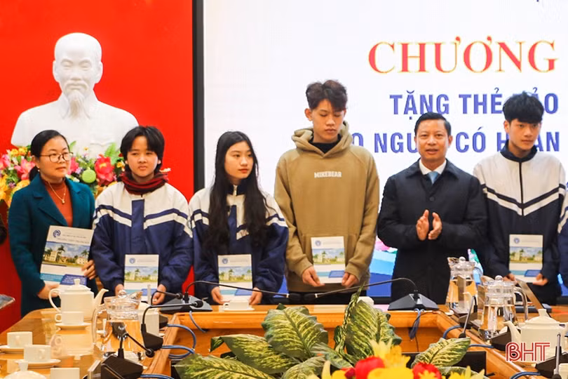 Tặng thẻ BHYT cho 332 người dân hoàn cảnh khó khăn ở TP Hà Tĩnh