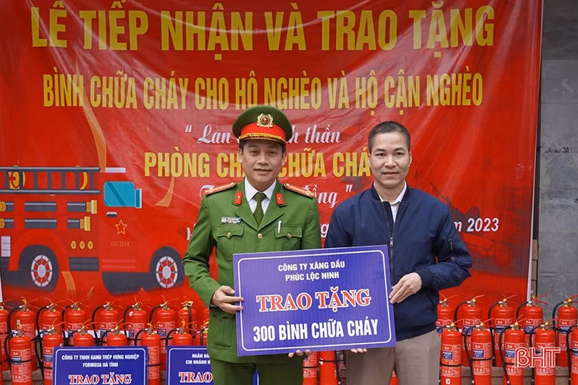 Trao tặng 800 bình chữa cháy cho hộ nghèo Nghi Xuân