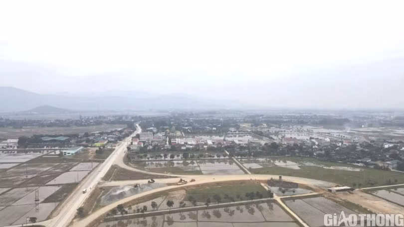 Thảm bê tông nhựa cầu vượt QL 8 tại dự án cao tốc Diễn Châu - Bãi Vọt