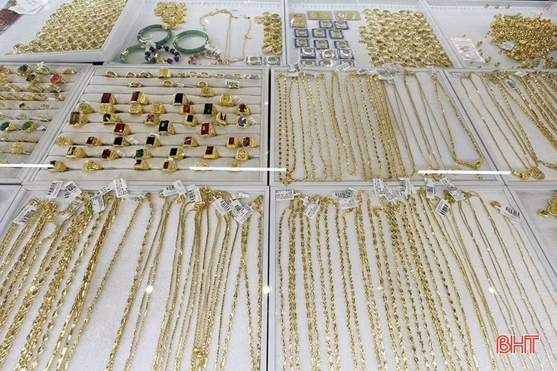 Giá vàng lập đỉnh, giao dịch trên thị trường Hà Tĩnh trầm lắng
