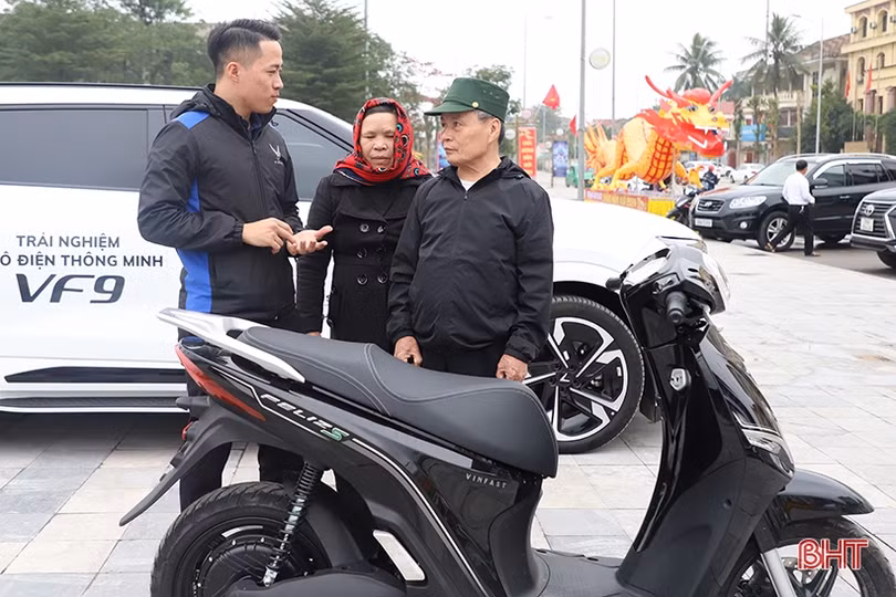 Xe điện VinFast thu hút sự quan tâm của người dân Hà Tĩnh