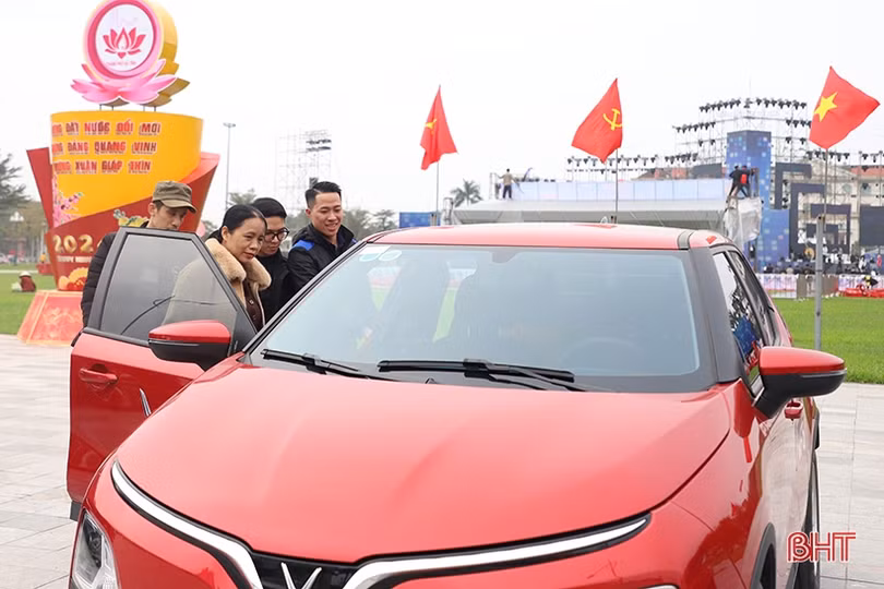 Xe điện VinFast thu hút sự quan tâm của người dân Hà Tĩnh