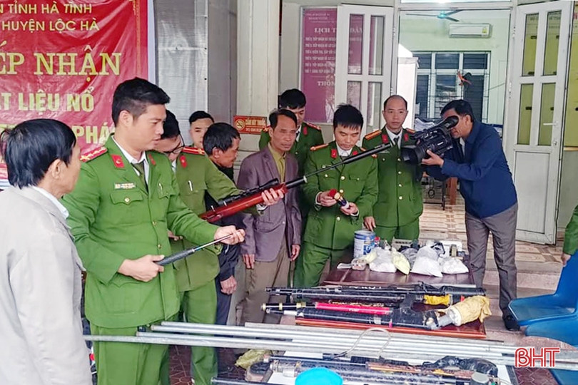 Tiếp nhận nhiều vũ khí, vật liệu nổ từ người dân giao nộp