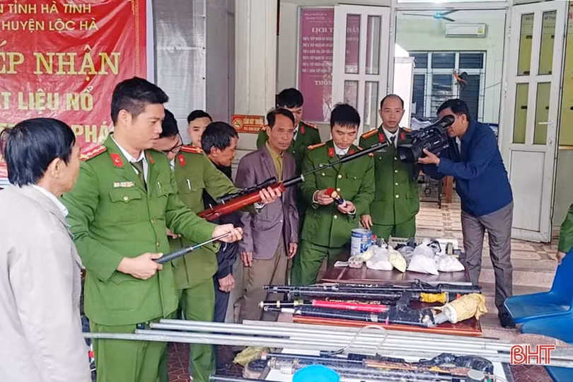 Tiếp nhận nhiều vũ khí, vật liệu nổ từ người dân giao nộp