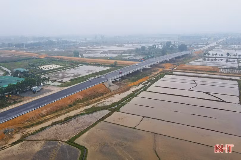 Nhộn nhịp phương tiện qua cầu vượt quốc lộ 8 khi thông xe kỹ thuật