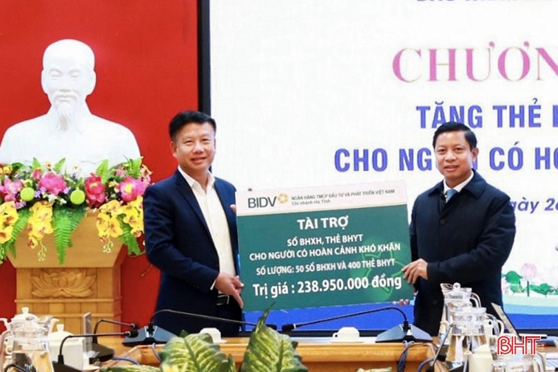 Tặng thẻ BHYT cho 332 người dân hoàn cảnh khó khăn ở TP Hà Tĩnh