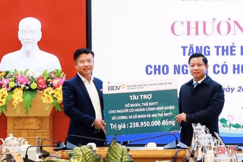 Tặng thẻ BHYT cho 332 người dân hoàn cảnh khó khăn ở TP Hà Tĩnh