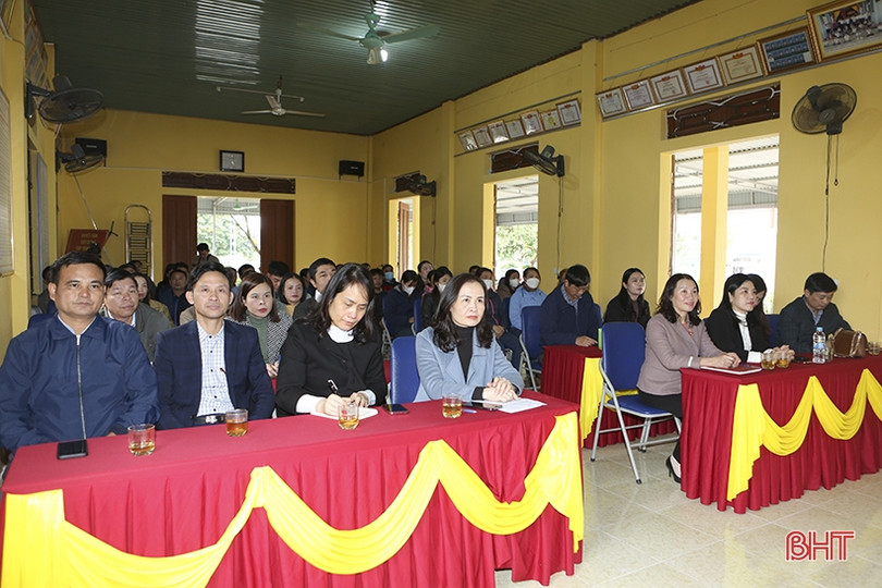 Trao 735 triệu đồng hỗ trợ mô hình sinh kế cho hội viên phụ nữ nghèo