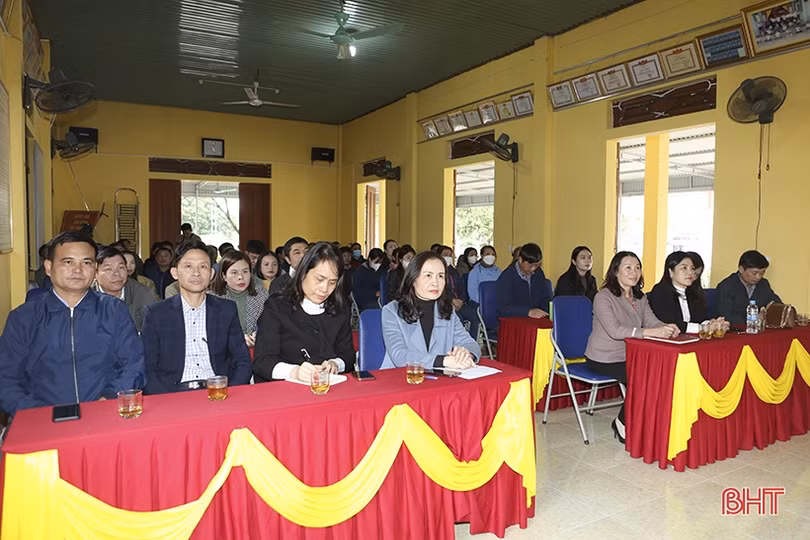 Trao 735 triệu đồng hỗ trợ mô hình sinh kế cho hội viên phụ nữ nghèo