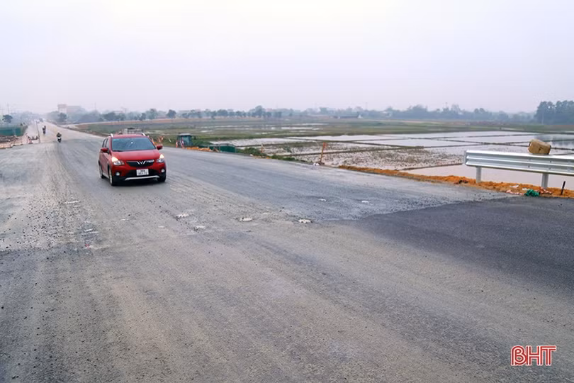 Nhộn nhịp phương tiện qua cầu vượt quốc lộ 8 khi thông xe kỹ thuật