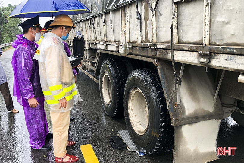 Lái xe chở hàng quá tải trọng, 1 doanh nghiệp bị xử phạt 30 triệu đồng