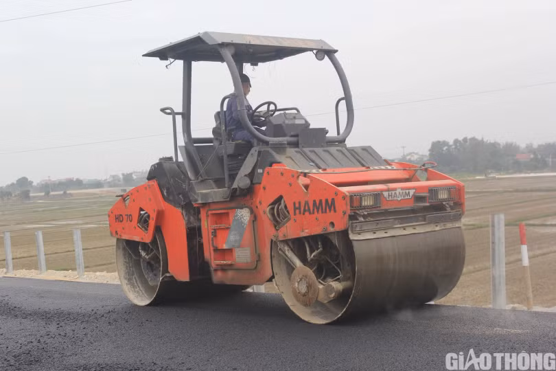 Thảm bê tông nhựa cầu vượt QL 8 tại dự án cao tốc Diễn Châu - Bãi Vọt