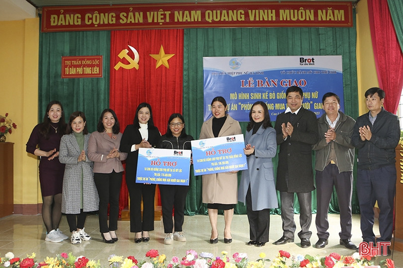 Trao 735 triệu đồng hỗ trợ mô hình sinh kế cho hội viên phụ nữ nghèo