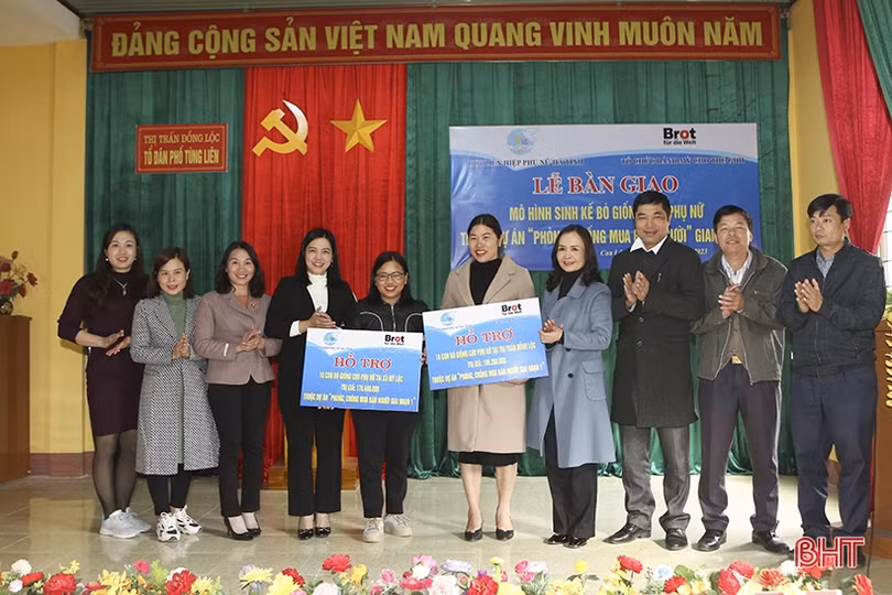 Trao 735 triệu đồng hỗ trợ mô hình sinh kế cho hội viên phụ nữ nghèo