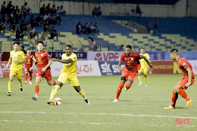 Thấy gì trong trận thắng đầu tiên của Hồng Lĩnh Hà Tĩnh?