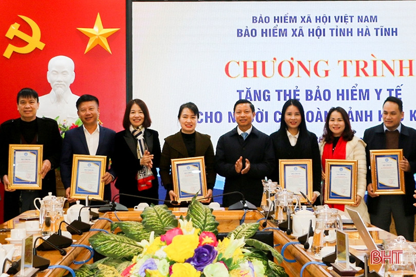 Tặng thẻ BHYT cho 332 người dân hoàn cảnh khó khăn ở TP Hà Tĩnh