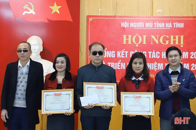 Huy động gần 4,7 tỷ đồng hỗ trợ người mù ở Hà Tĩnh