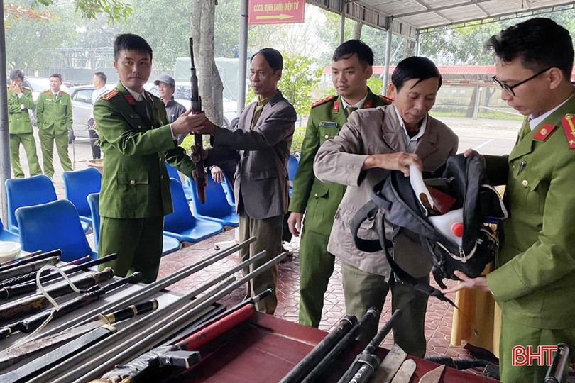 Tiếp nhận nhiều vũ khí, vật liệu nổ từ người dân giao nộp