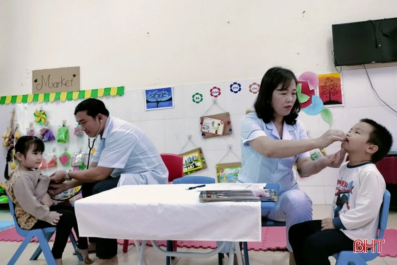 Hà Tĩnh triển khai an toàn chiến dịch uống vitamin A liều cao cho trẻ