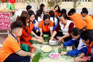 Xuân ấm từ những gian hàng Tết cho học sinh nghèo