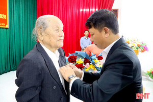 Gia Hanh trao tặng huy hiệu Đảng cho 26 đảng viên