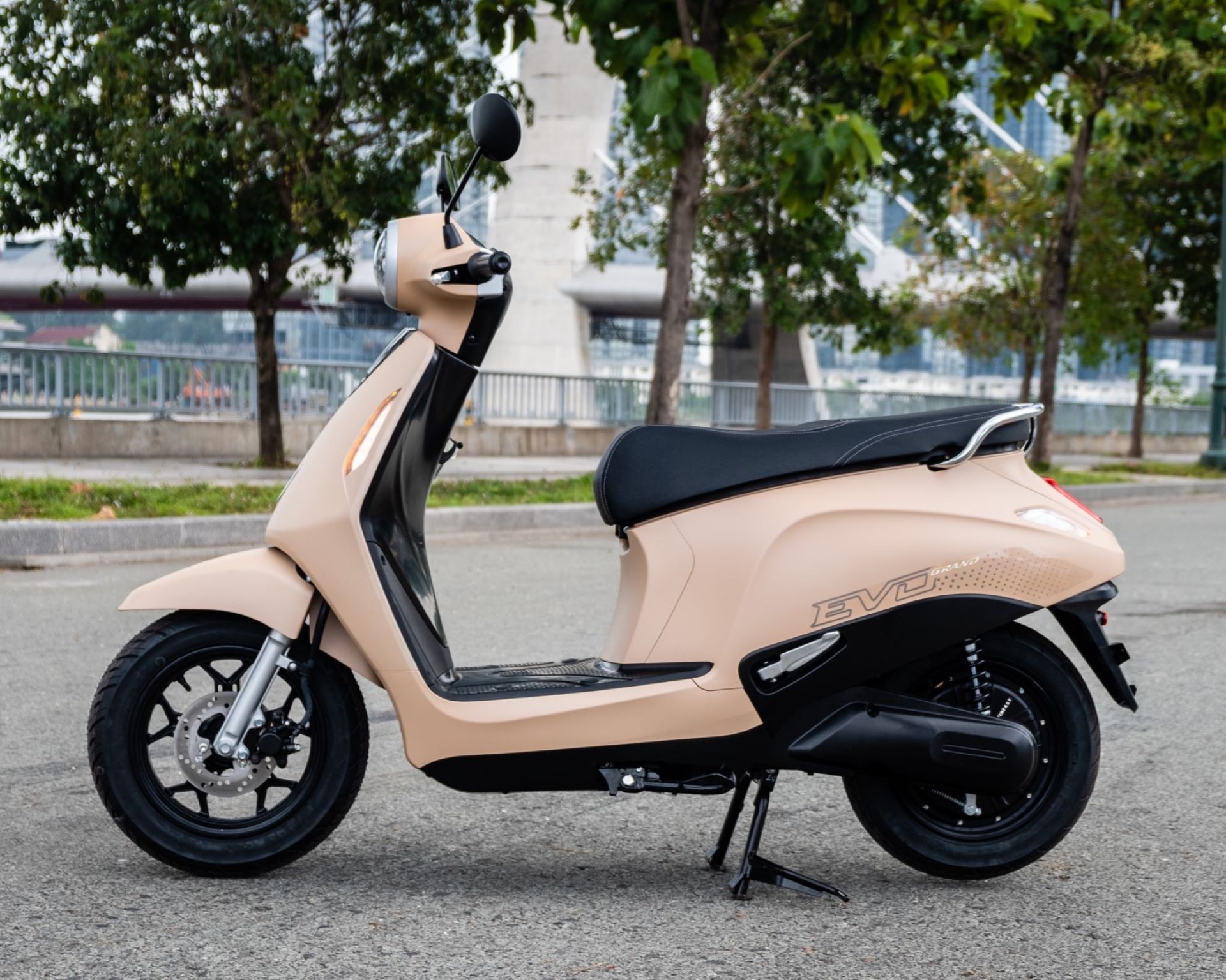 Evo Grand có tầm vận hành lên tới 262 km (khi lắp 2 pin). 3-540.jpg