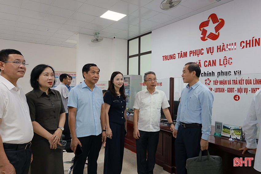 Đoàn công tác kiểm tra, khảo sát điều kiện cơ sở vật chất, trang thiết bị phục vận hành xã mới tại Trung tâm Phục vụ hành chính công xã Can Lộc. bqbht_br_img-1019.jpg