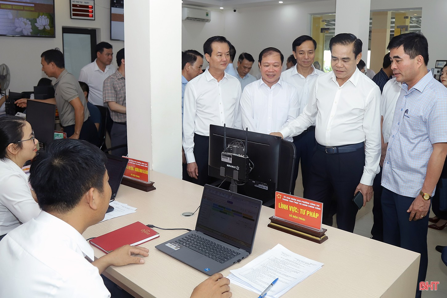 Chủ tịch UBND tỉnh Võ Trọng Hải yêu cầu vận hành hiệu quả trung tâm phục vụ hành chính công cấp xã mới. bqbht_br_img-2028.jpg