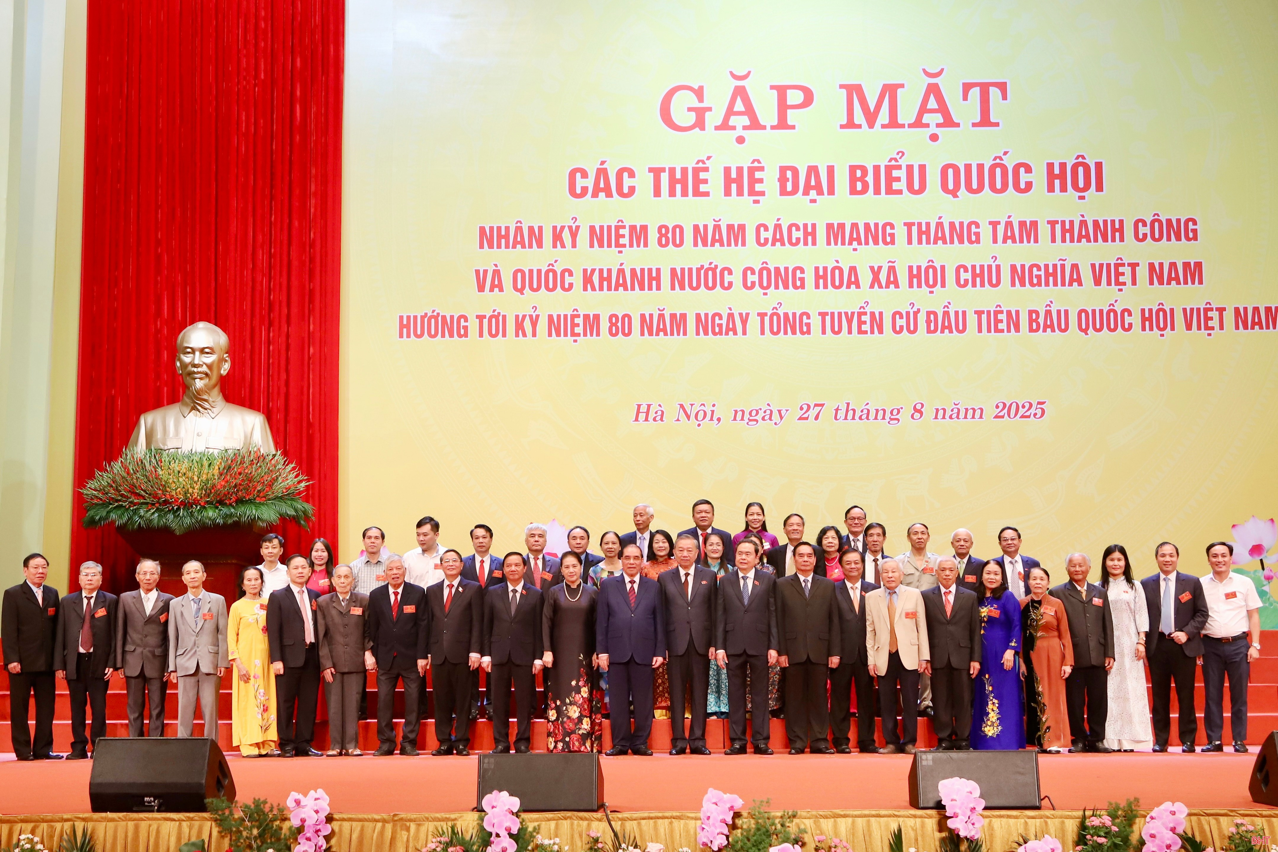 Đoàn ĐBQH tỉnh Hà Tĩnh qua các thời kỳ chụp ảnh lưu niệm cùng Tổng Bí thư Tô Lâm, nguyên Tổng Bí thư Nông Đức Mạnh cùng các đồng chí lãnh đạo, nguyên lãnh đạo Đảng, Nhà nước. bqbht_br_img-2833.jpg