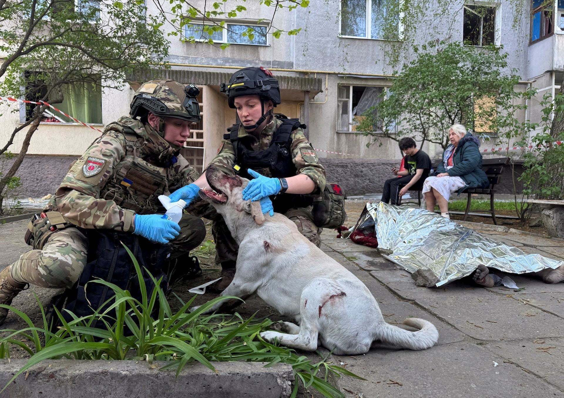 Lực lượng cứu hộ làm việc tại địa điểm bị không kích tại Zaporizhzhia, Ukraine, ngày 22/4.