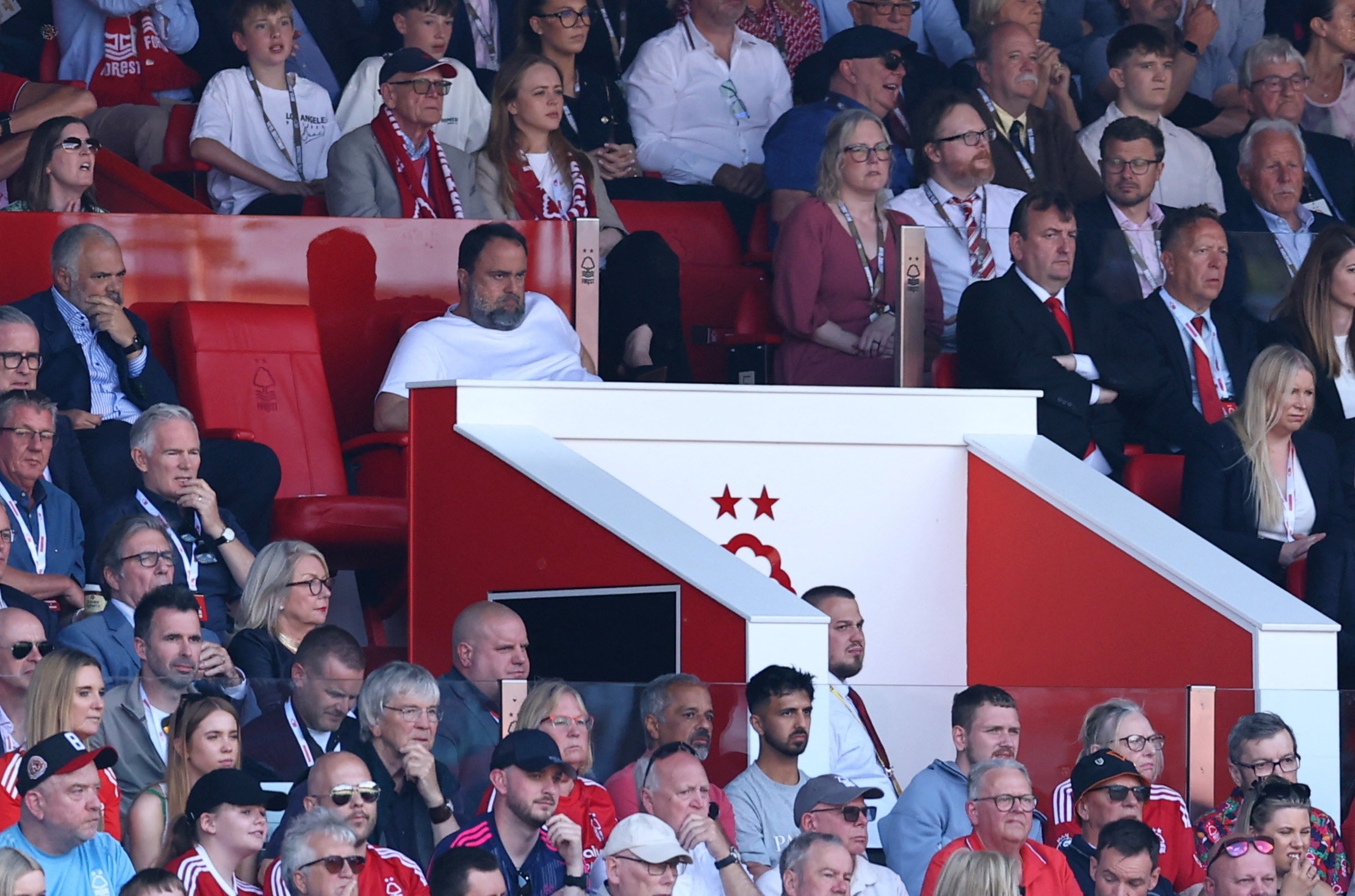 Chủ tịch Evangelos Marinakis của Nottingham Forest (ngồi giữa, áo trắng) gây chú ý ở vòng đấu vừa qua. Chủ tịch Evangelos Marinakis của Nottingham Forest (ngồi giữa, áo trắng) gây chú ý ở vòng đấu vừa qua.