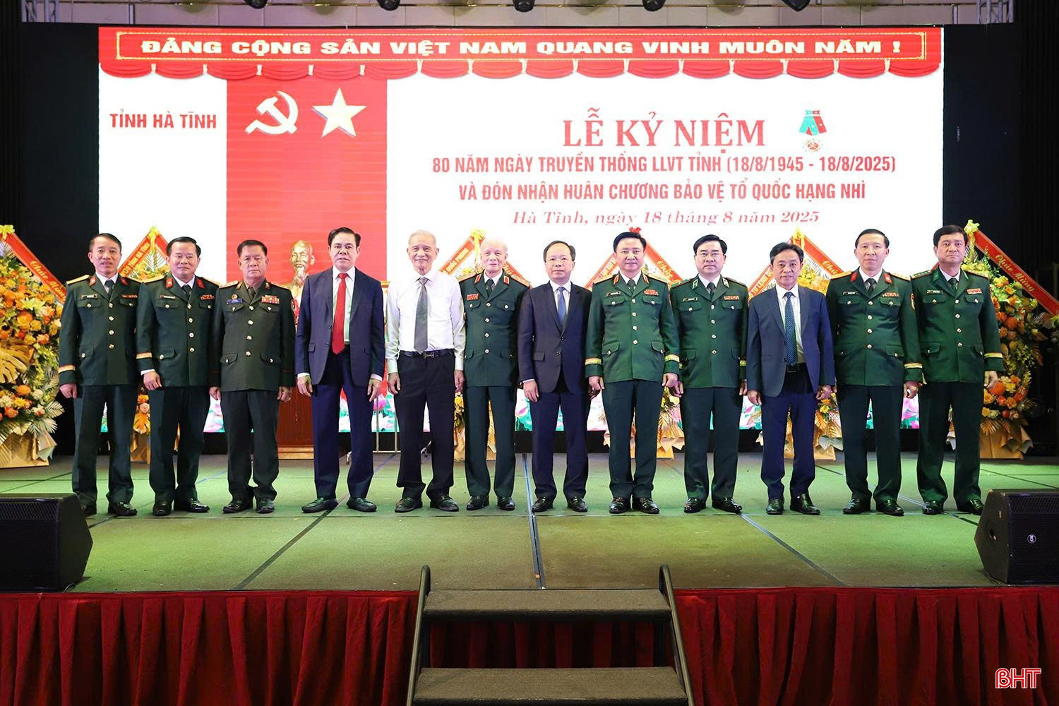 Các đồng chí lãnh đạo Quân khu 4, BĐBP Việt Nam, lãnh đạo tỉnh, nguyên lãnh đạo tỉnh, Bộ Chỉ huy Quân sự tỉnh Bolikhamxay chụp ảnh lưu niệm với lãnh đạo Bộ CHQS tỉnh. bqbht_br_z6918768955938-94c9bd9982e1c711120e1ffd55ccd178.jpg