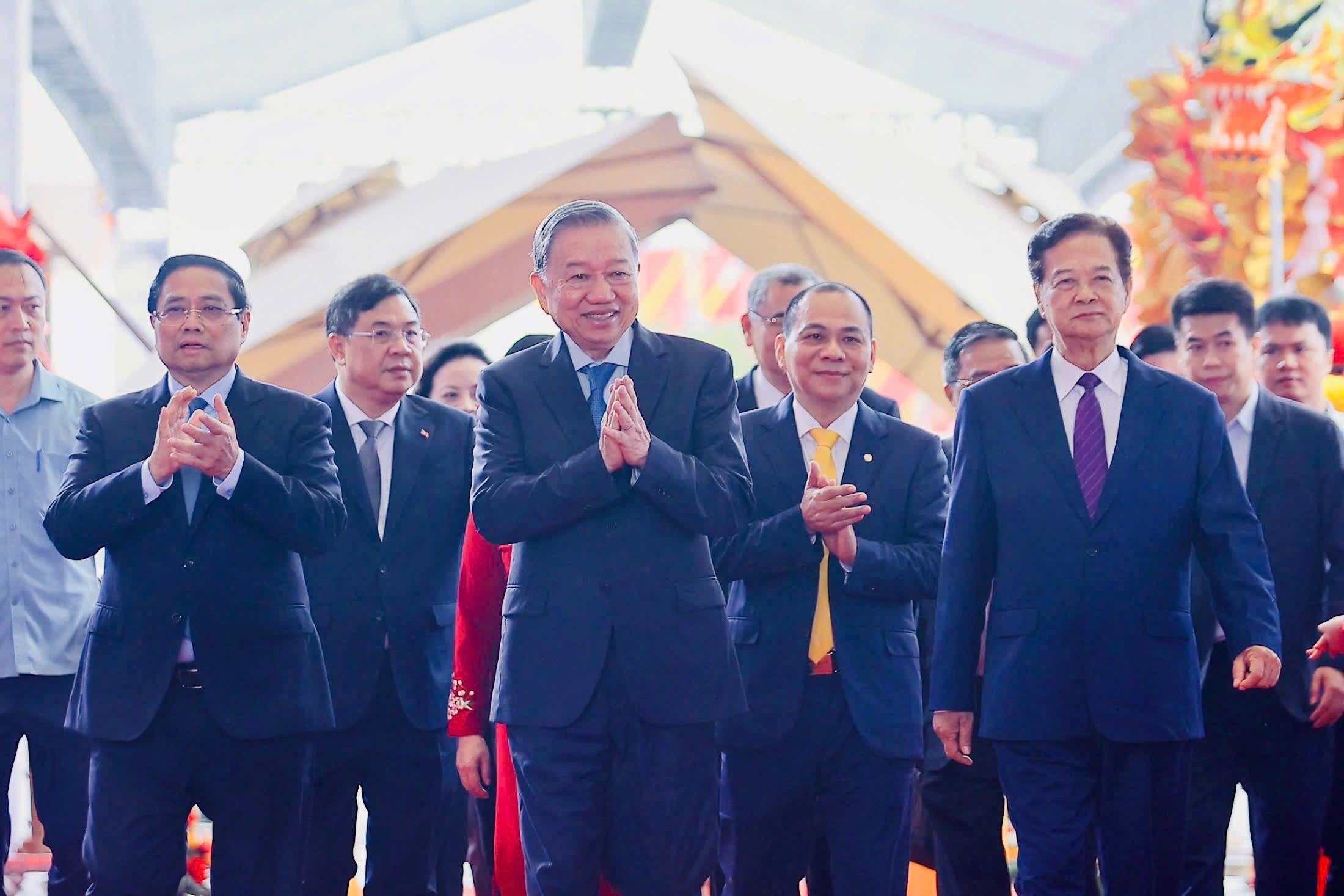 Tổng Bí thư, Thủ tướng Chính phủ và các đại biểu cắt băng khánh thành Trung tâm Hội chợ Triển lãm Quốc gia anh-1.jpg